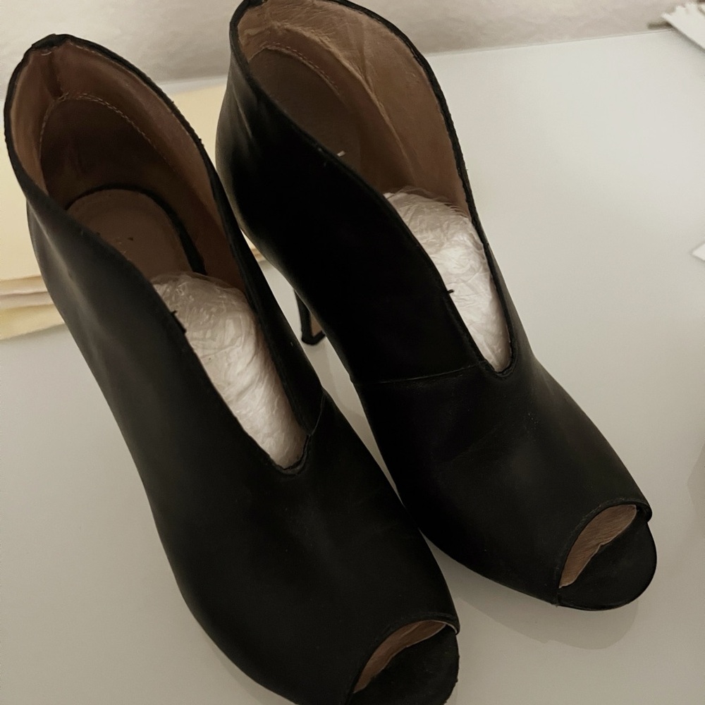 Halogen Booties.  great condition!  Size 7